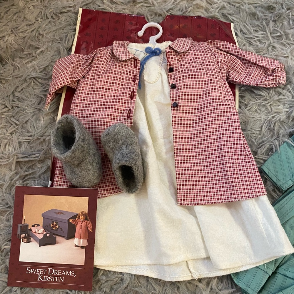 American Girl Collection Kirsten - housecoat, wool slippers and night gown